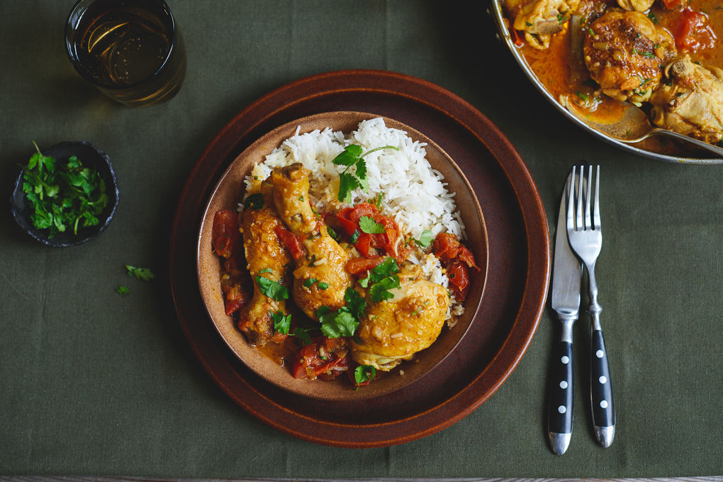 Pakistanisches Chicken-Curry mit Tomaten, Koriander und Reis