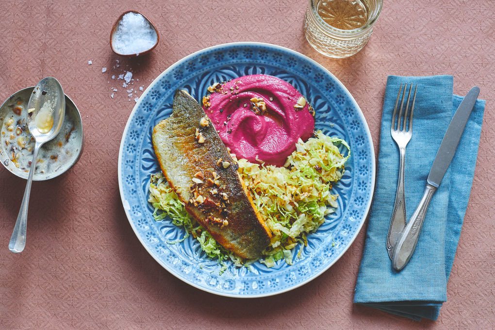 Krosses Forellenfilet mit rotem Püree und Haselnussbutter
