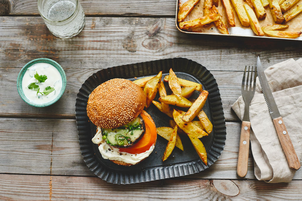Vegetarischer Tex-Mex-Burger mit Kartoffel-Wedges