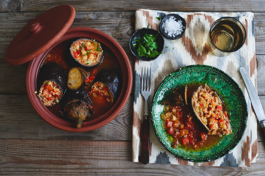 Gefüllte Aubergine mit Bulgur-Gemüse und Kichererbsen