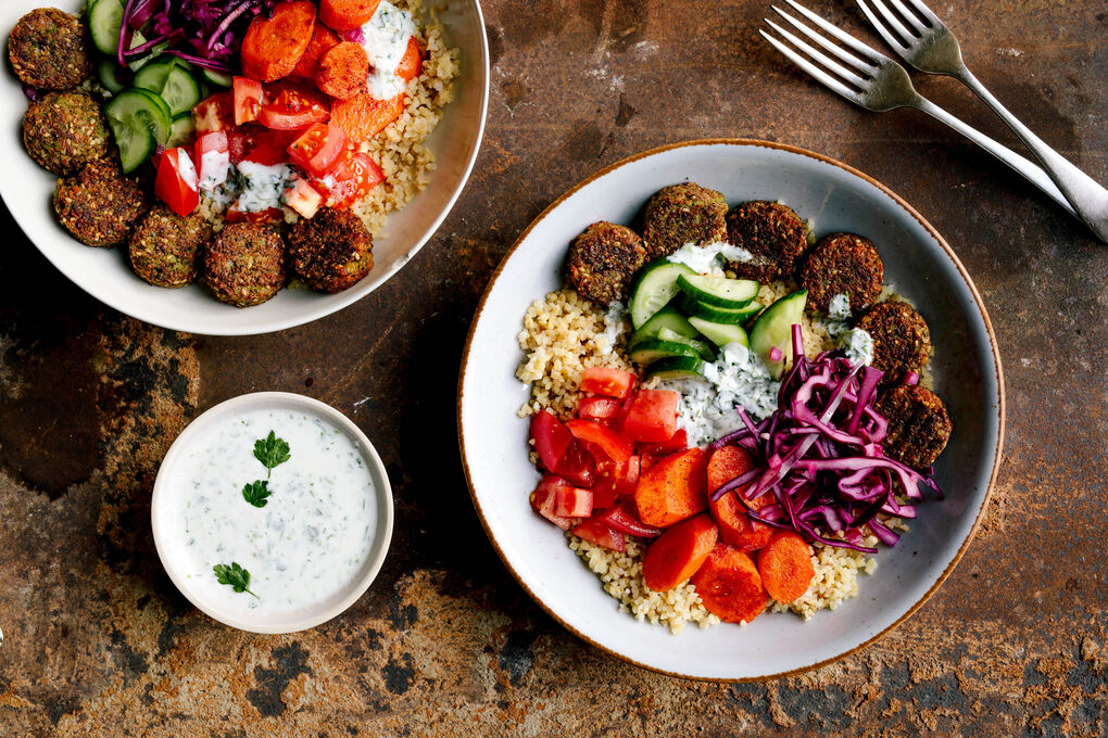 Falafel-Bulgur-Bowl mit Karottengemüse, Rotkohl und Joghurt