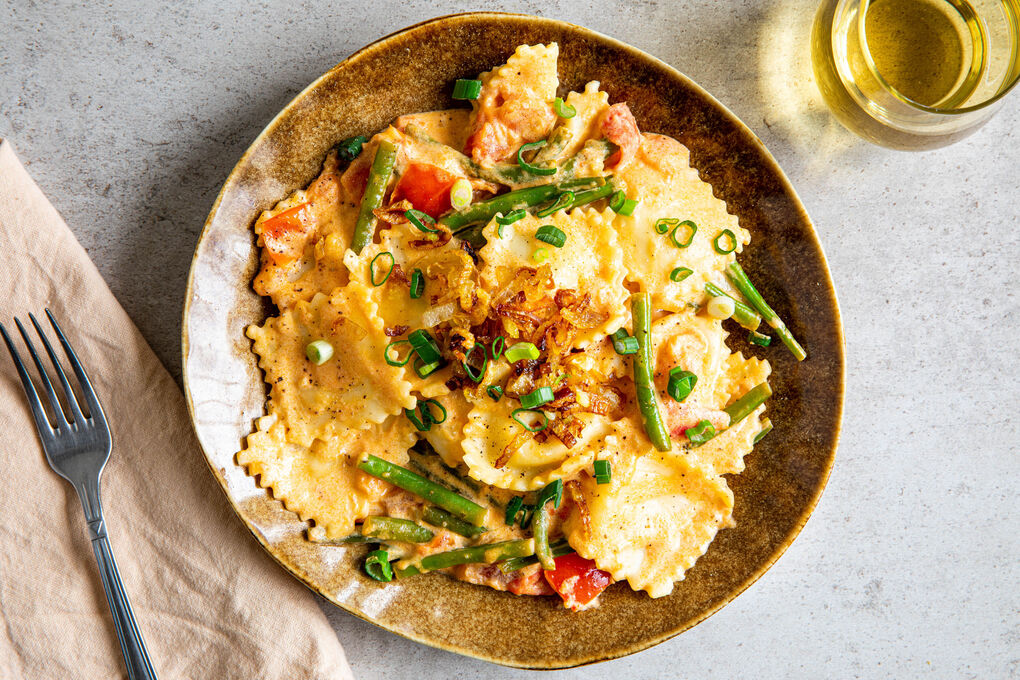 Ricotta-Spinat-Tortelli mit Knusperschalotten und cremiger Tomaten-Bohnen-Sauce