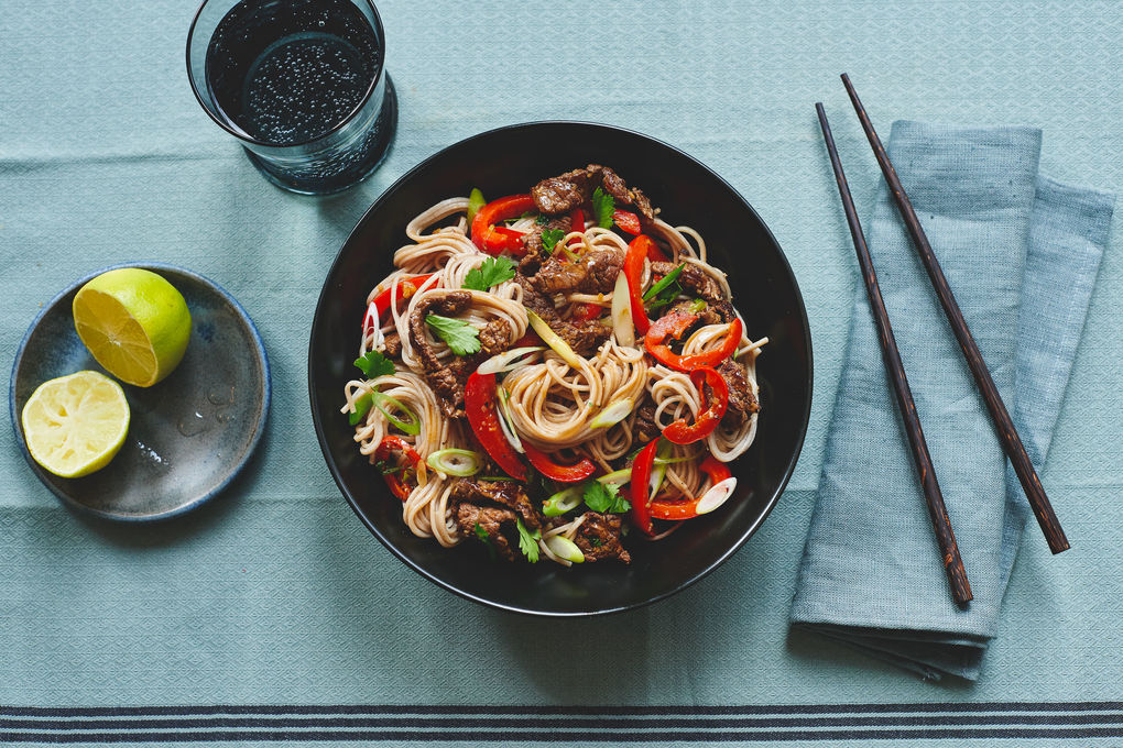 Teriyaki-Rindfleisch mit Paprika und Soba-Nudeln