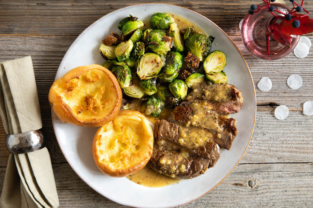 Rindersteak mit Salbeisauce dazu Yorkshirepudding und Rosenkohl