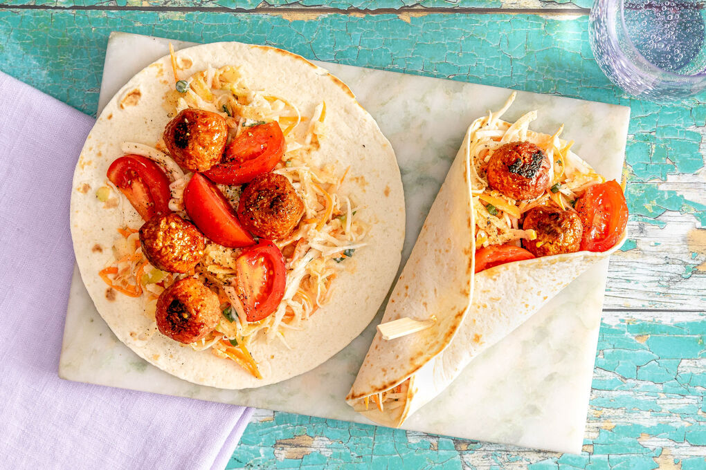 V1: Vegetarische Hackbällchen-Wraps mit Tomaten und würzigem Apfel-Slaw