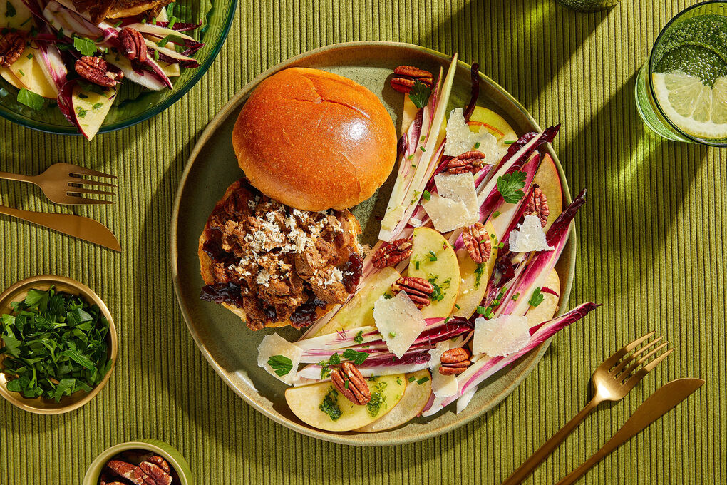 Feiner Briocheburger mit Rindergulasch dazu Apfel-Radicchio-Salat mit Pekannüssen