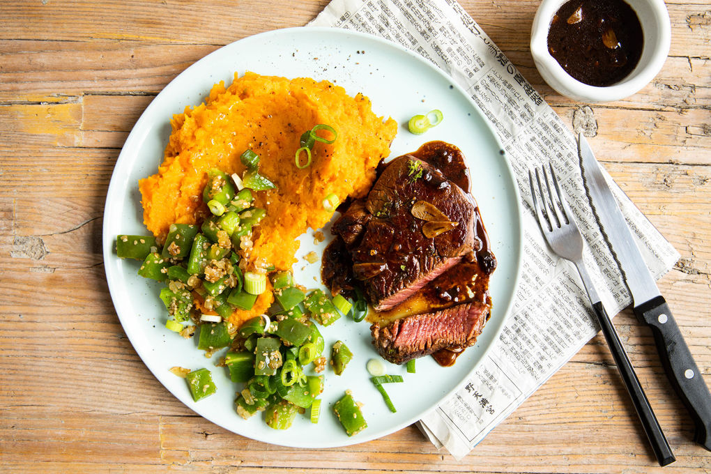 V1: Würzige Steakpfanne japanische Art mit Süßkartoffelstampf und Paprikagemüse