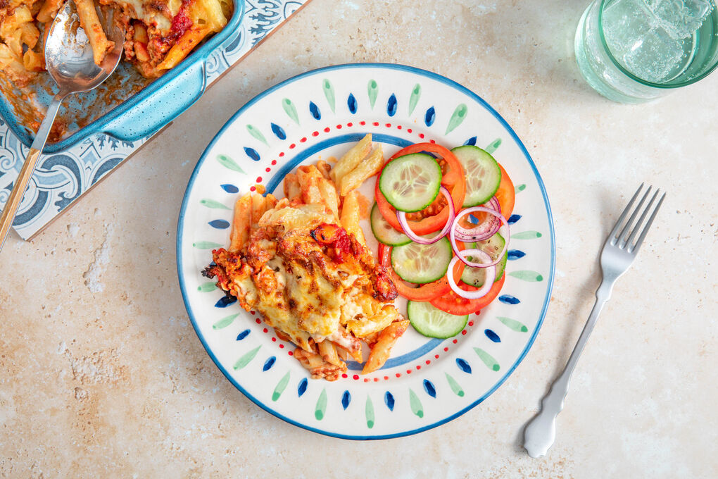 Griechisches Pastitsio mit Schweinehack dazu ein frischer Gurken-Tomaten-Salat