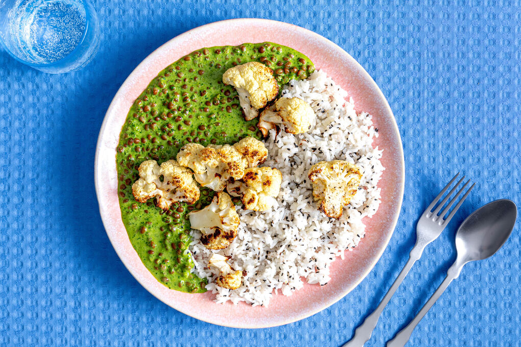 Linsencurry mit Zitronengras und Kokosmilch dazu Sesamreis und gerösteter Blumenkohl