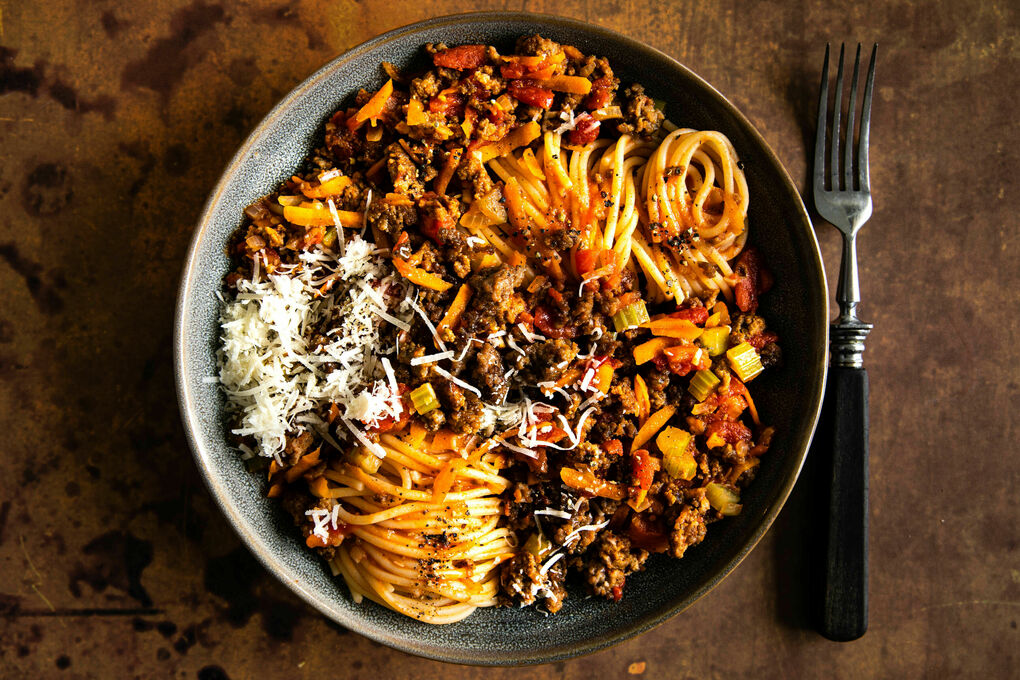 V2: Pasta bolognese mit Bio-Rinderhack klassisch-fein mit Thymian und Käse