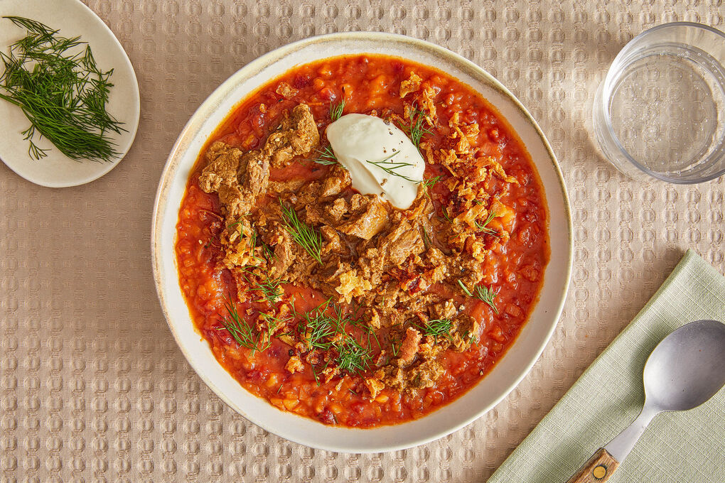 Superfix V2: Vegetarischer Borschtsch mit „Rindergulasch“ und Röstzwiebeln