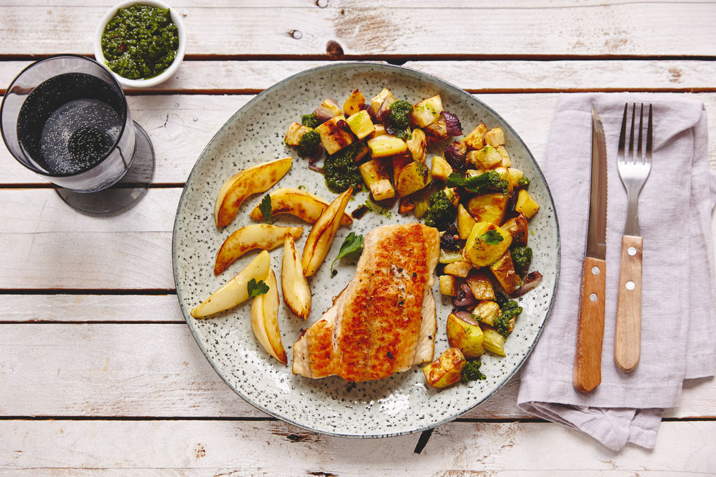 Zartes Seelachsfilet mit Ofen-Gemüse und Haselnusspesto