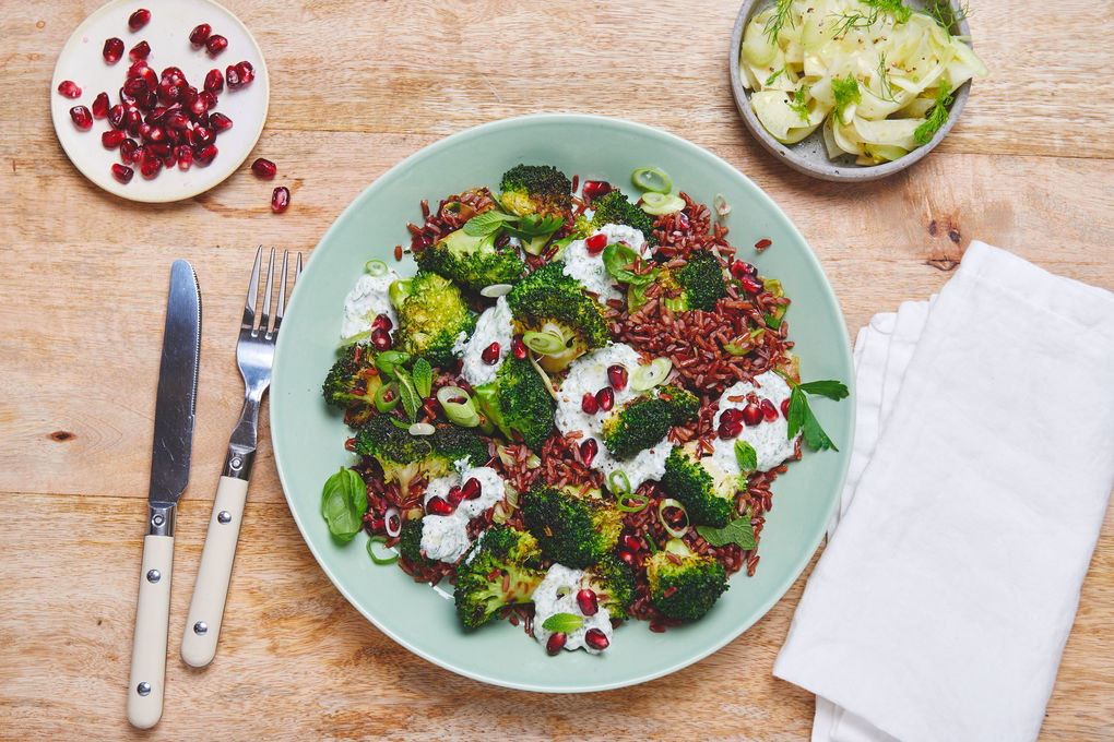 Leichter Roter-Reis-Salat mit Granatapfelkernen und Brokkoli