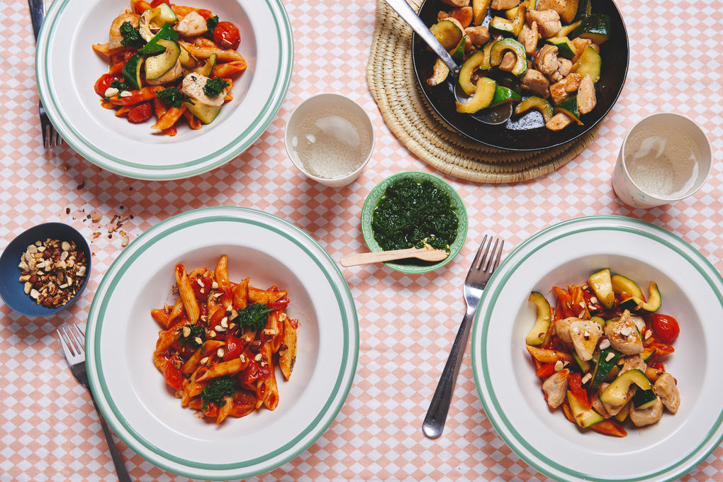 Basilikum-Huhn mit Penne und Kirschtomaten-Ragout