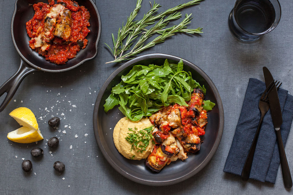 Salsiccia-Auberginen-Röllchen mit Hummus und Tomatensauce