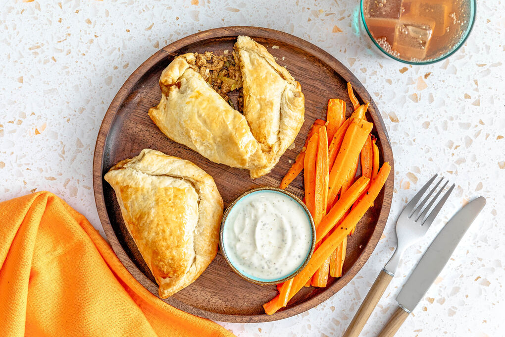 V: Blätterteig-Empanadas mit Veggie-Rind dazu Ofenkarotten und Joghurtdip