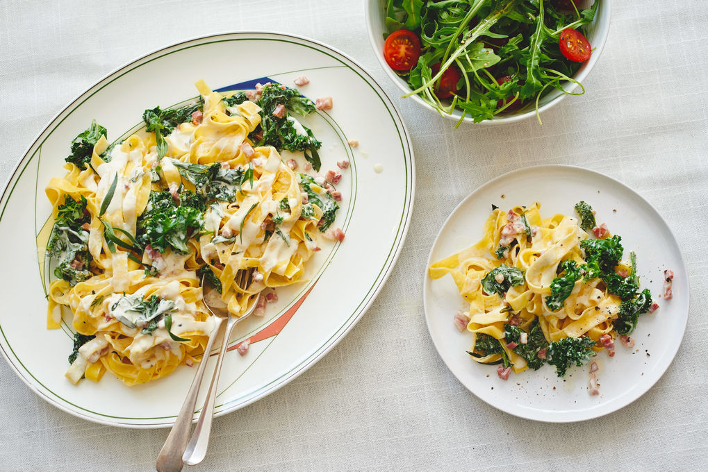 Herzhafte Pancetta-Tagliatelle mit Kohl und Mascarpone