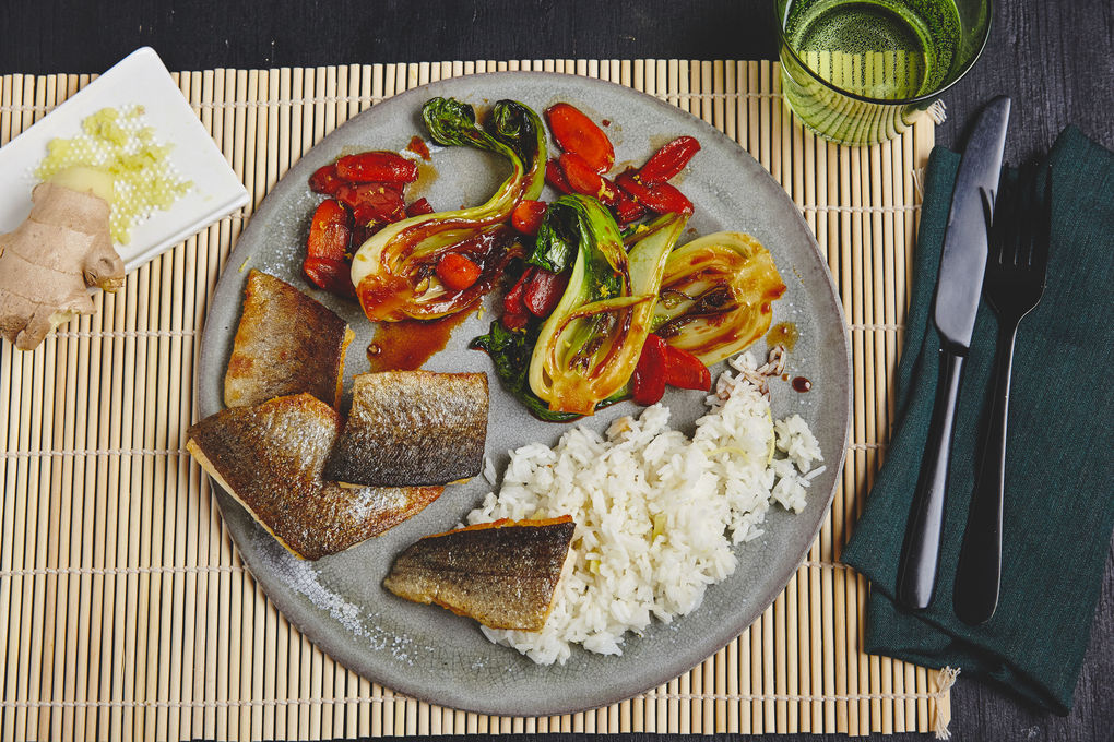 Gebratene Forelle mit Pak Choi-Gemüse und Ingwer-Reis