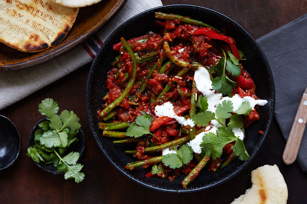Grüne Bohnen mit Tomaten, Joghurt und Pita-Brot
