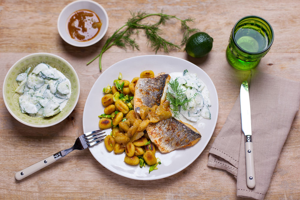 Erfrischende Limettendorade mit Dillgurken und Curry-Gnocchi
