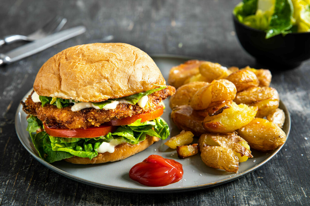 V4: Bio-Rindfleischburger mit Tomate & Salat dazu Quetschkartoffeln aus dem Ofen