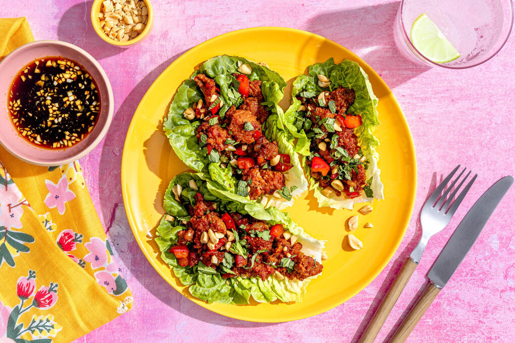 V1: Asia-Salatschiffchen mit veganem Hack dazu Minze, Erdnüsse und Limettensauce