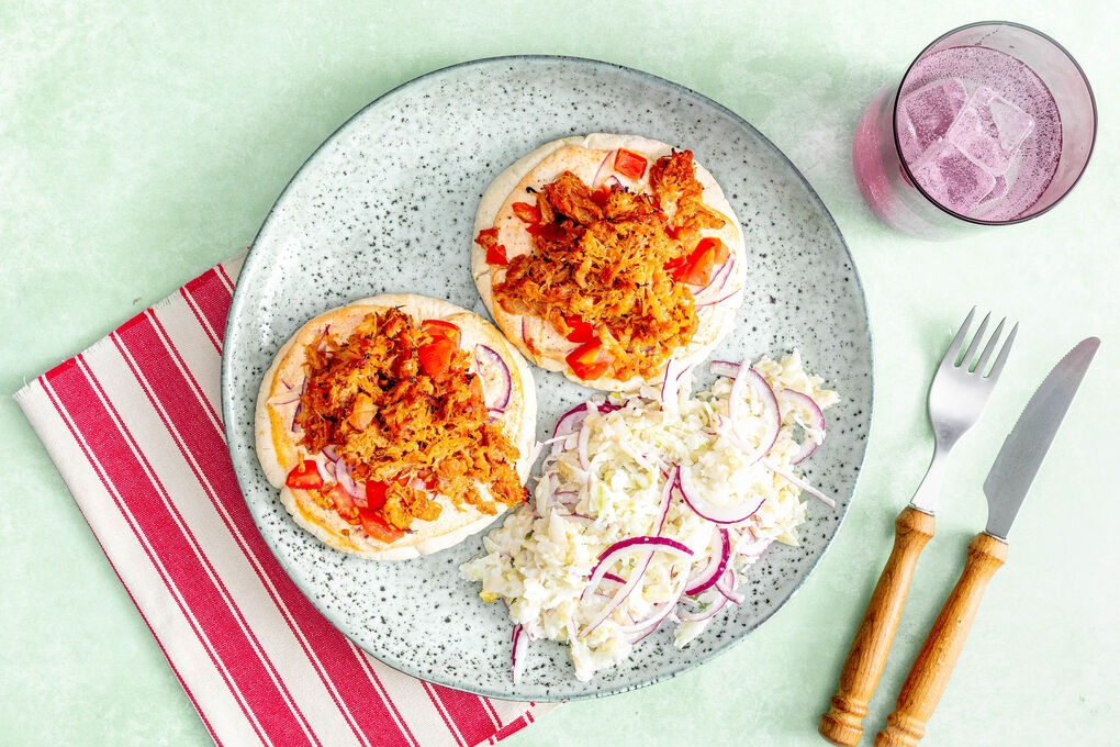 Pulled-Chicken-Pitas mit Fenchelsalat mit Cajun-Crème-fraîche und frischer Tomate