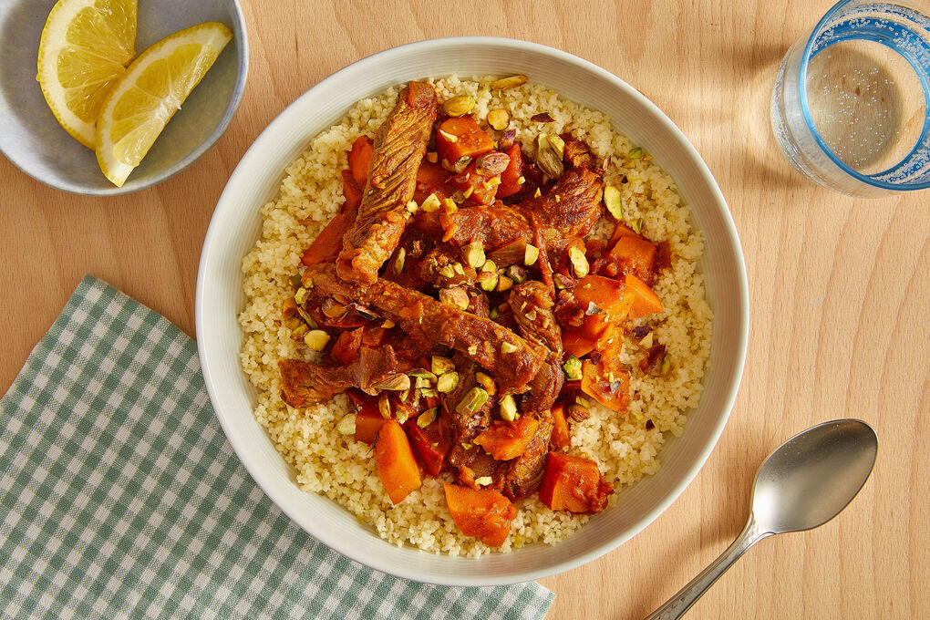 V1: Winterlicher Kürbiseintopf mit Rind mit Zitronencouscous und Pistazien