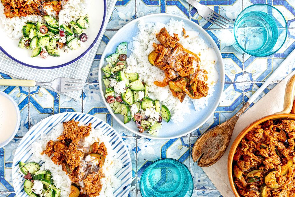 XXL: Hackfleischpfanne Moussaka-Style mit Zucchini, Béchamel und griechischem Salat