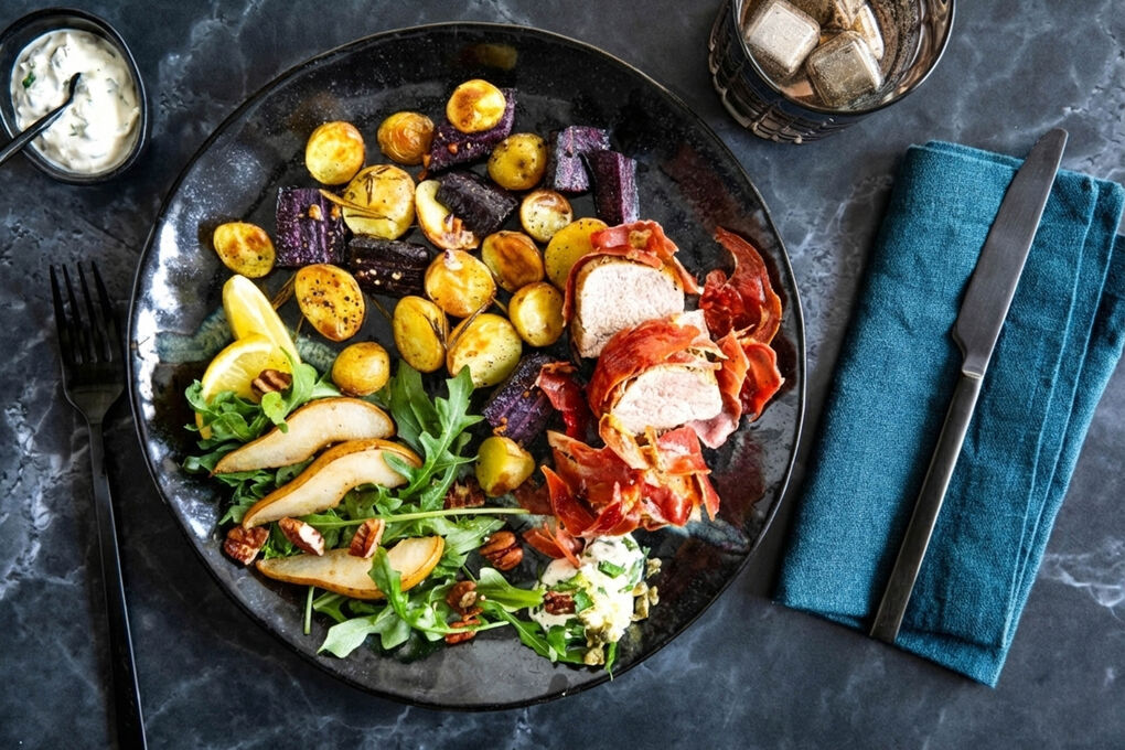Schweinefilet im Serranomantel mit Rosmarinkartoffeln & Rucola-Birnen-Salat