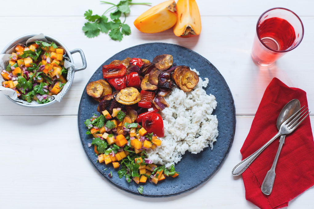 Zarte Kochbanane neben Kokosreis und karibischer Salsa