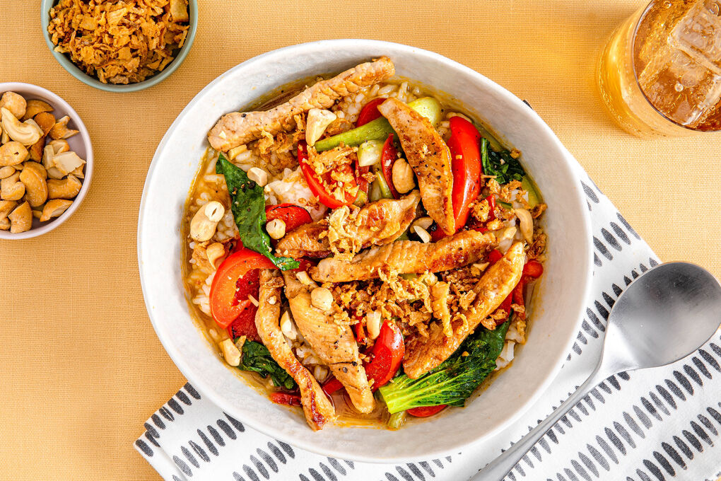 Vietnamesische Suppe mit Schwein und Pak Choi mit knackigen Cashews und Röstzwiebeln