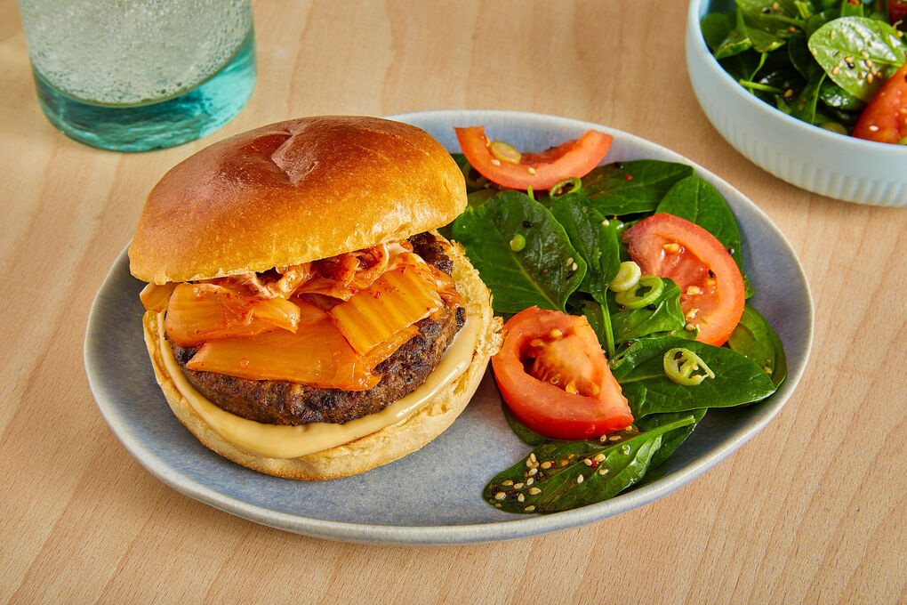 Superfix: Kimchi-Champignon-Burger mit Sesamdip und Spinatsalat
