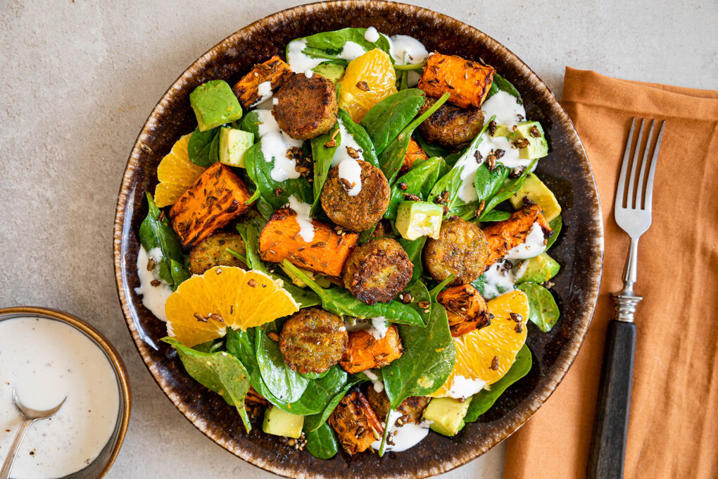 V2: Orientalischer Falafel-Salatteller mit Ofenkarotten, Avocado und Orange