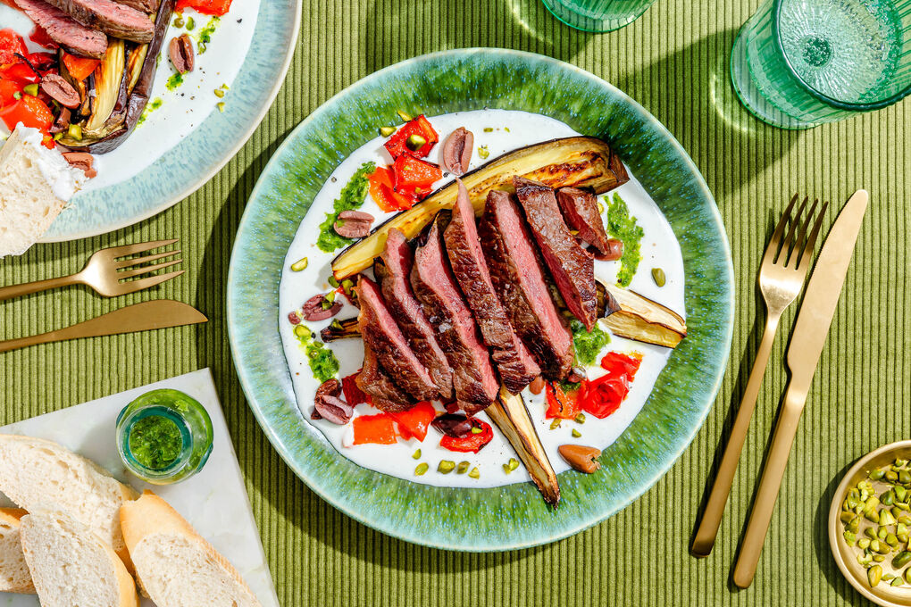 V2: Würziges Bio-Rinderhüftsteak mit Feta mit zweierlei Saucen und Pistazien
