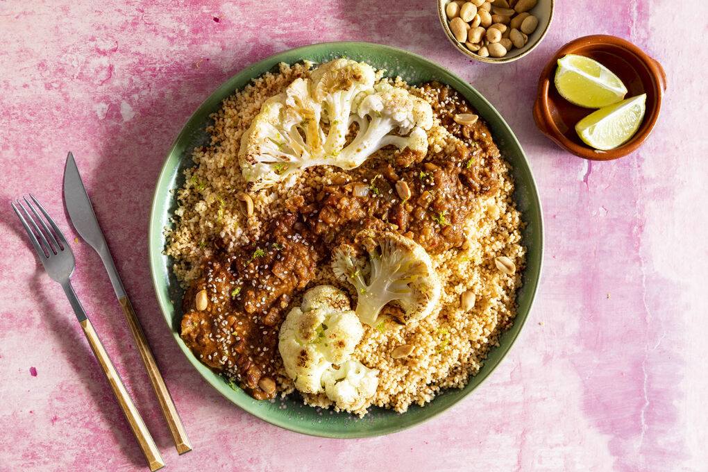 Gebackener Blumenkohl mit Mole vegan mit Vollkorncouscous und Limette