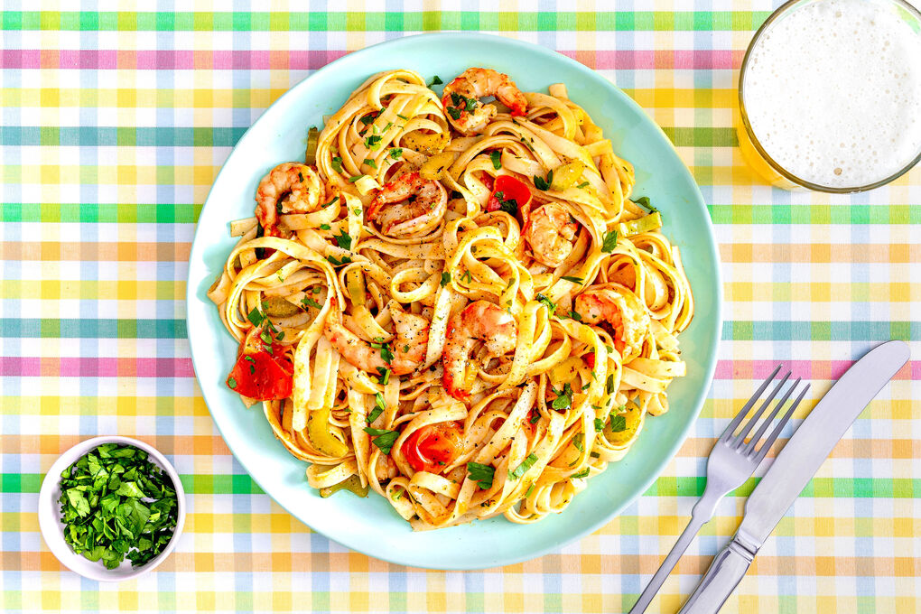<650kcal: Fein-würzige Garnelentagliatelle mit Stangensellerie und Petersilie