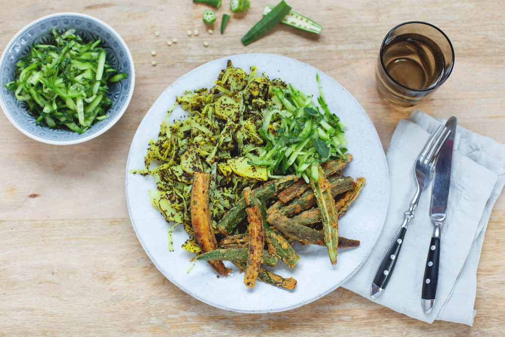 Cremiges Mohn-Curry mit gebackener Okra und Gurke