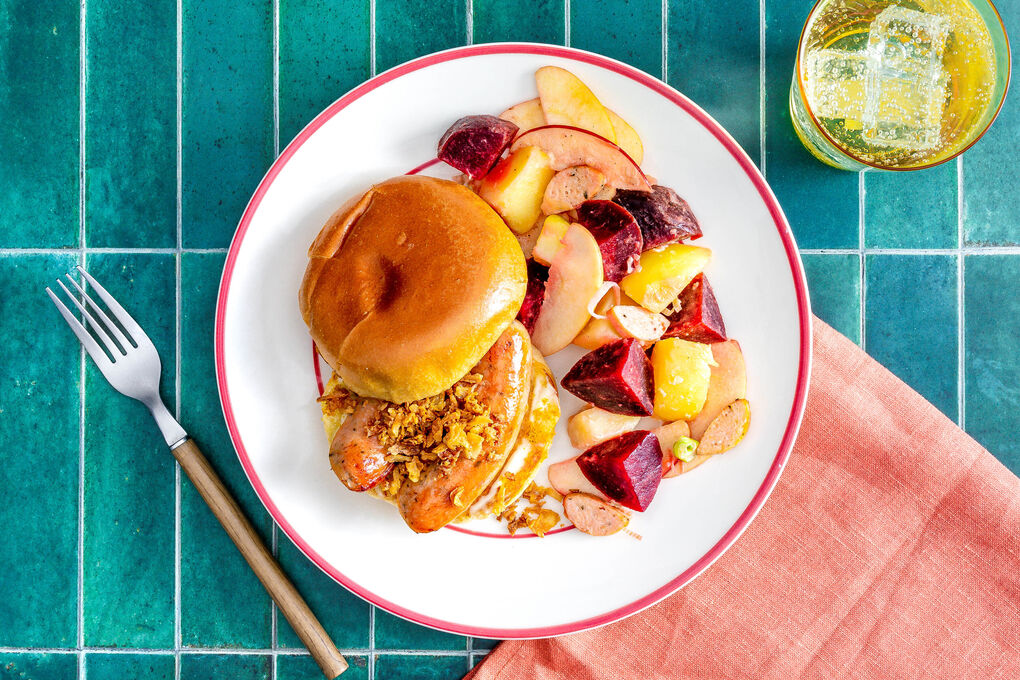 Würstchenburger mit buntem Kartoffelsalat mit Roter Bete, Apfel und Röstzwiebeln