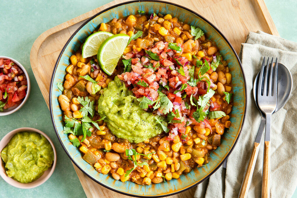 Weißes Paprika-Bohnen-Chili vegan mit Guacamole und Tomatensalsa