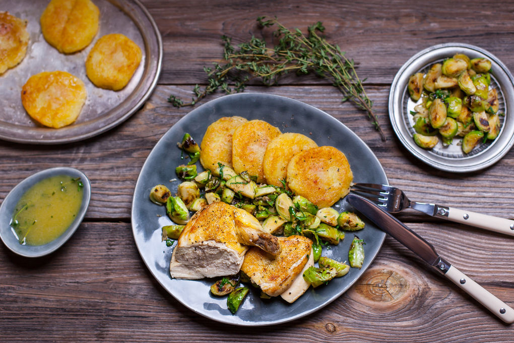 Krosse Maispoularde mit Röstkohl und Kartoffel-Speck-Talern