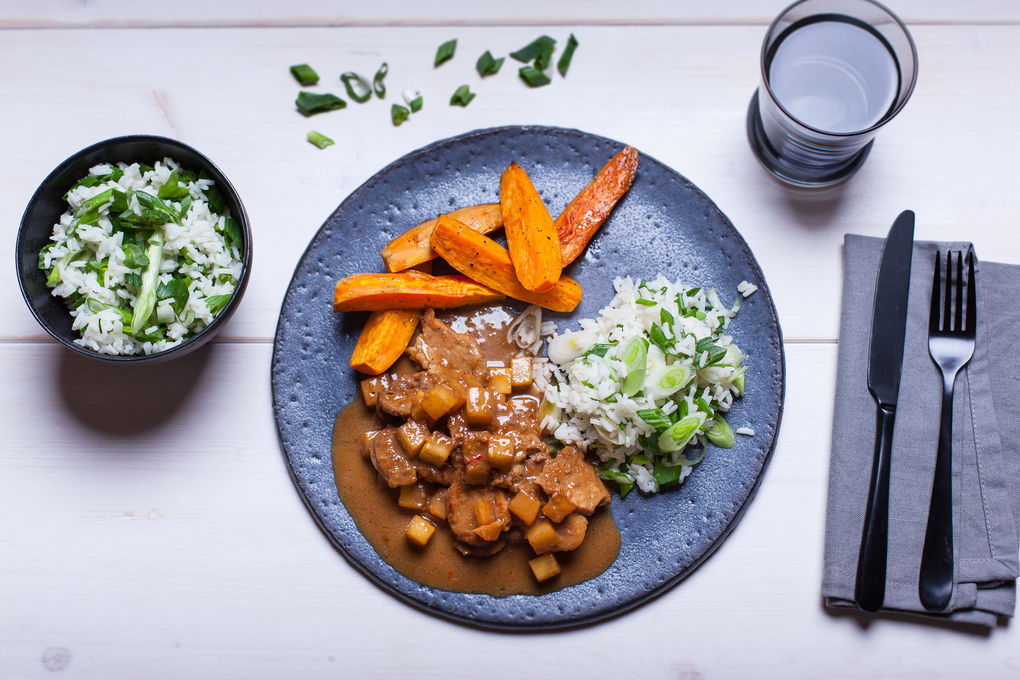 Zartes Kokos-Schweinefilet mit Süßkartoffel-Wedges und Lauch-Rei