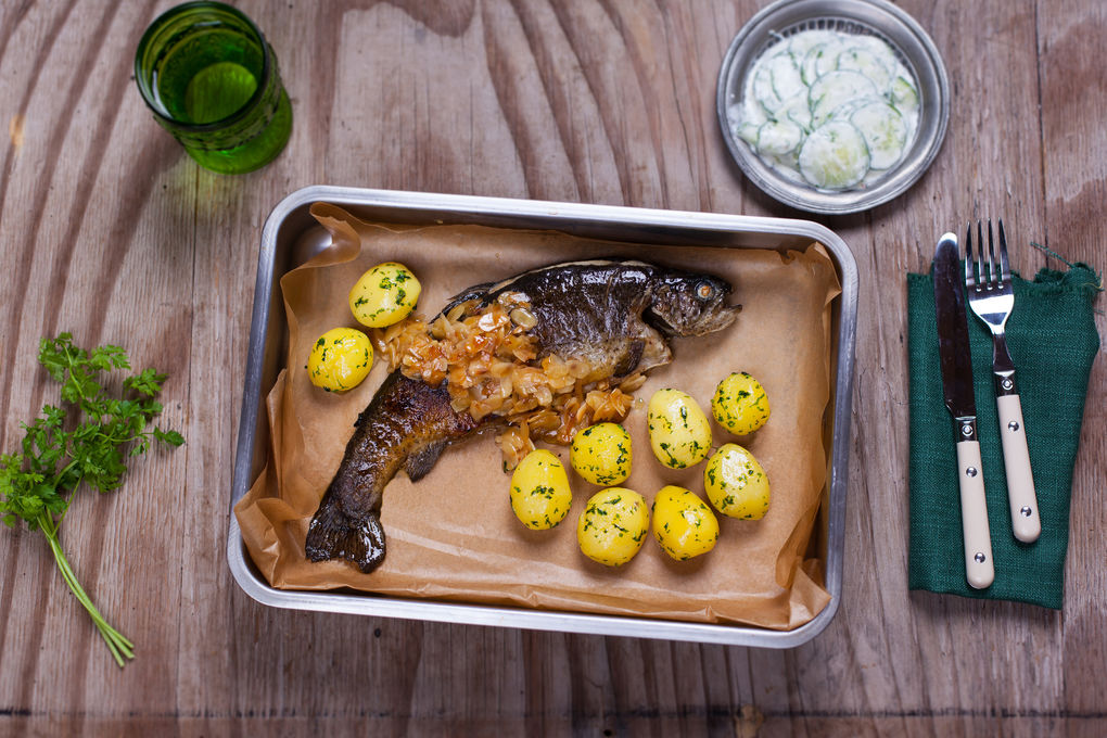 Saibling ‘Müllerin‘ mit Kerbelkartoffeln und Mandelbutter