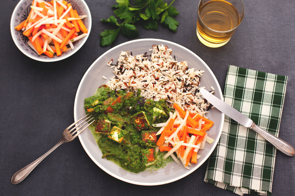 Indisches Paneer-Käse-Curry mit knackigem Salat und Trio-Reis