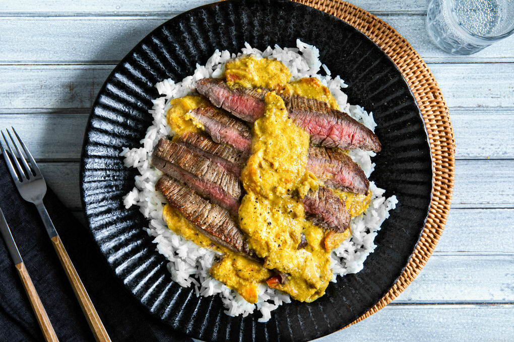 V1: Rindersteak und Mandel-Kokos-Curry mit Karotte und Tomate auf Reis