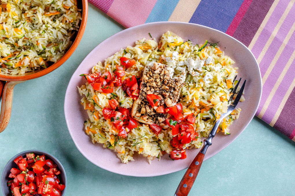 Gebackener Feta in Za'atar-Nuss-Panade auf Kräuterreis-Pilaw mit Tomaten
