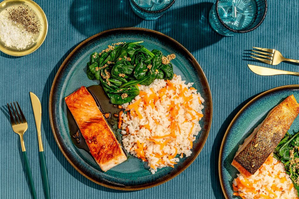 Glasiertes Lachsfilet mit Sesam-Spinat und Karotten-Sushireis