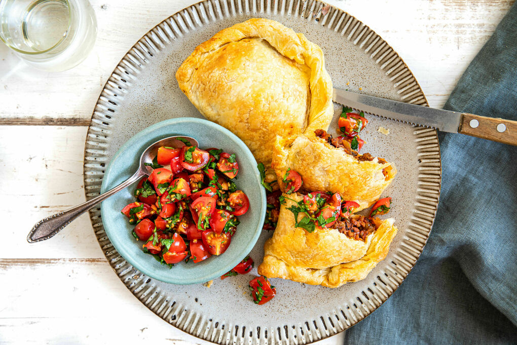 Blätterteig-Empanadas mit Bio-Rinderhack und fruchtig-frischer Tomatensalsa