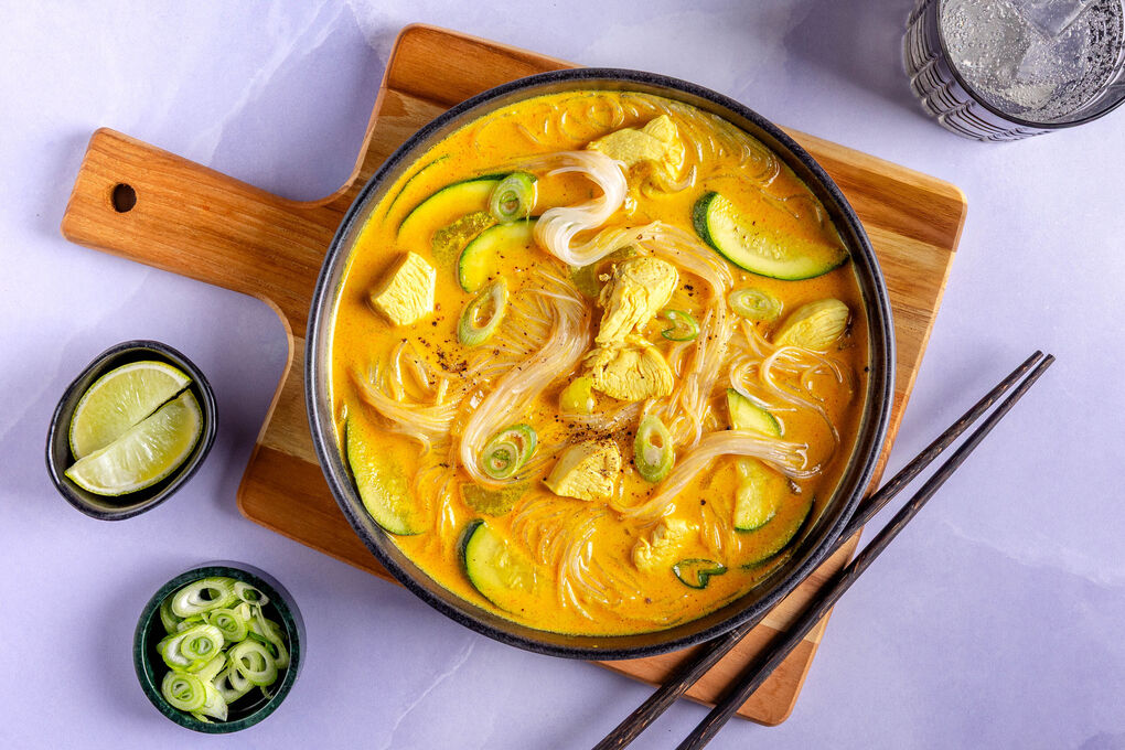 Glasnudelsuppe mit Zucchini und Huhn mit Kokosmilch und gelber Currypaste