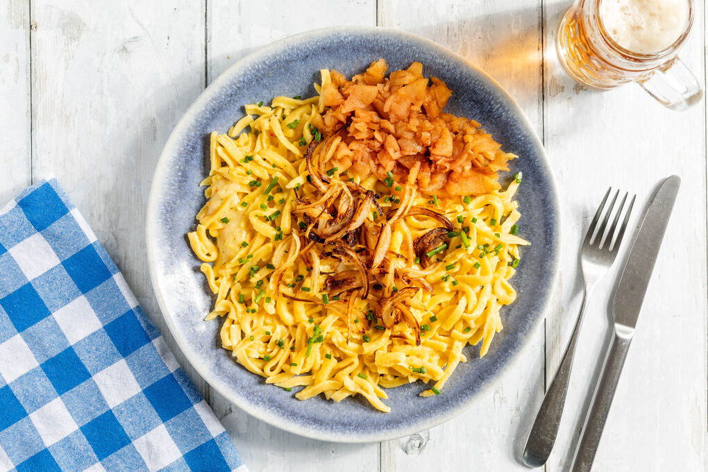 Käsespätzle mit Röstzwiebeln und selbst gemachtem Apfelkompott